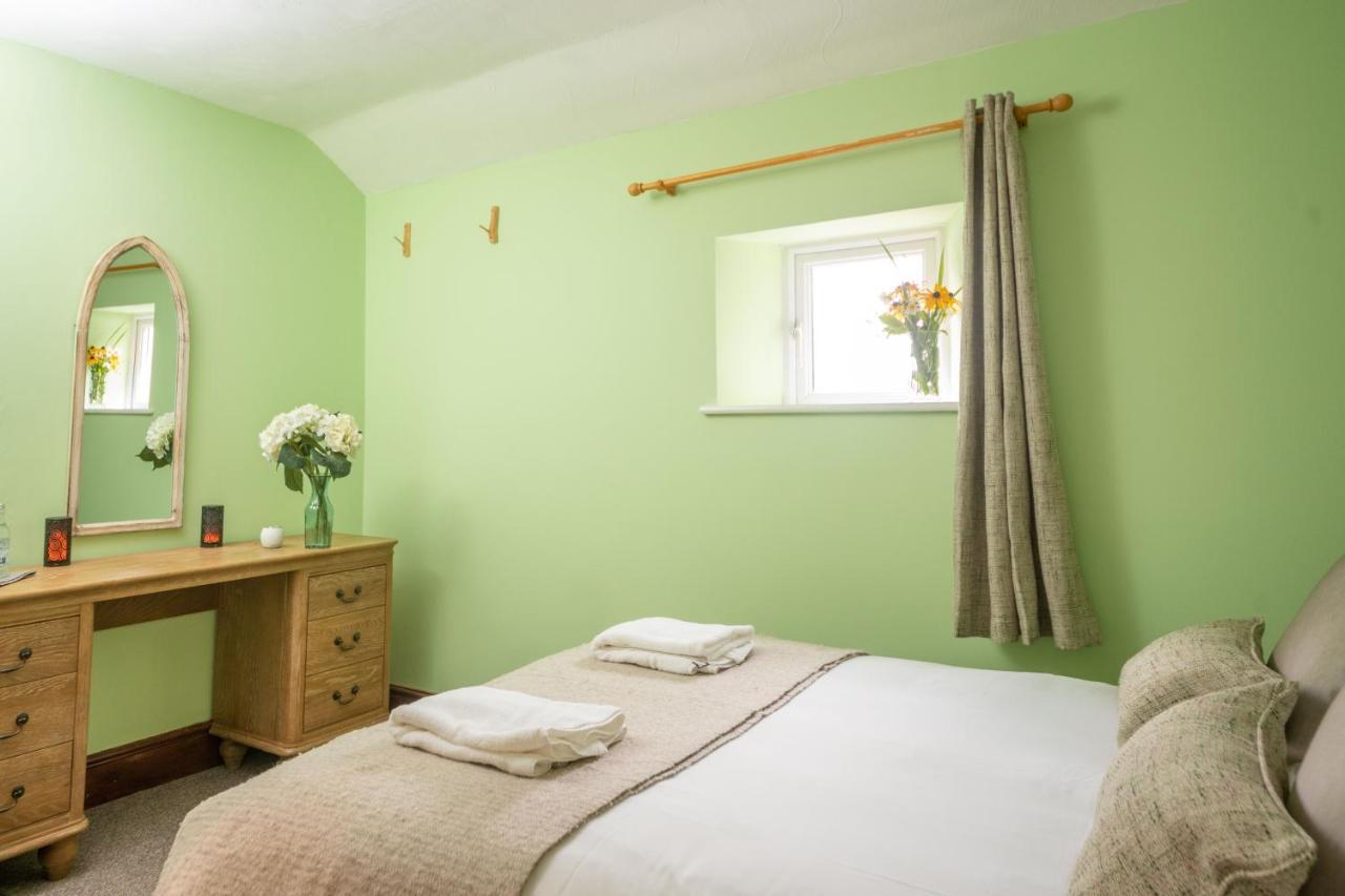 Rising Sun Pub, Restaurant And Rooms Lacock Esterno foto
